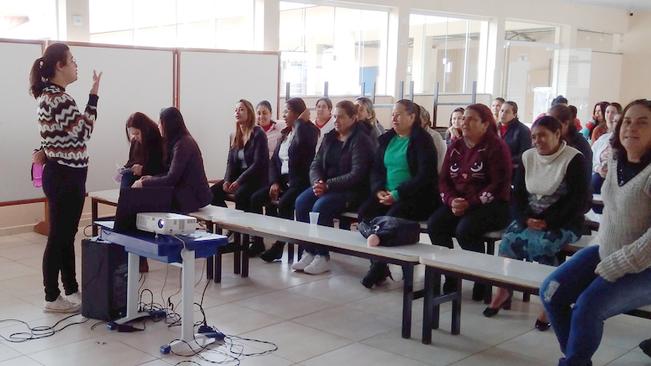 Profissionais que confeccionam e servem a merenda escolar recebem curso de capacitação